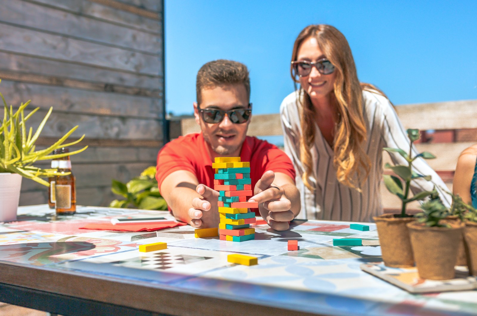 Festiwale gier planszowych - Powrót do analogowej rozrywki 1 concentrated-young-man-pushing-jenga-game-piece-ne-2023-11-27-05-34-40-utc