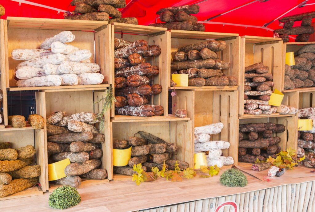 Kulinarne podróże po festiwalach - Smaki regionów na talerzu 4 stall-with-various-types-of-hard-sausage-2024-08-02-12-41-54-utc