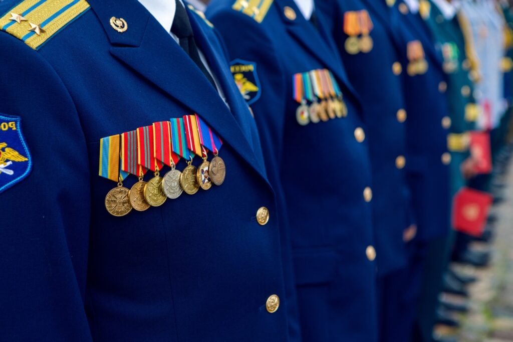 Sztandary w służbach mundurowych a współczesne wyzwania: symbolika w kontekście nowych realiów 4 Sztandary w służbach mundurowych a współczesne wyzwania: Symbolika w kontekście nowych realiów